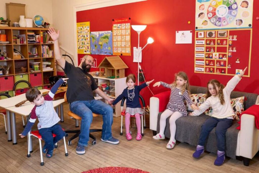 Kinder spielen im Gruppenraum.